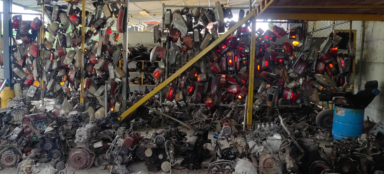 Bodega de luces traseras y motores